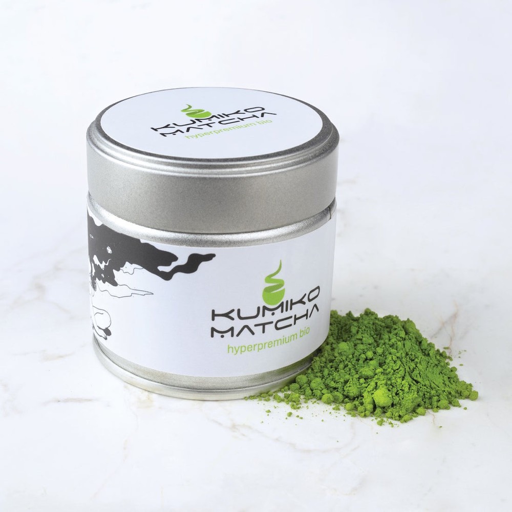 Boîte de matcha et poudre moulue à la pierre