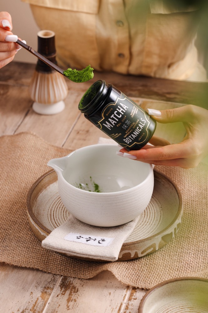 Préparation du matcha au chasen dans un bol chawan