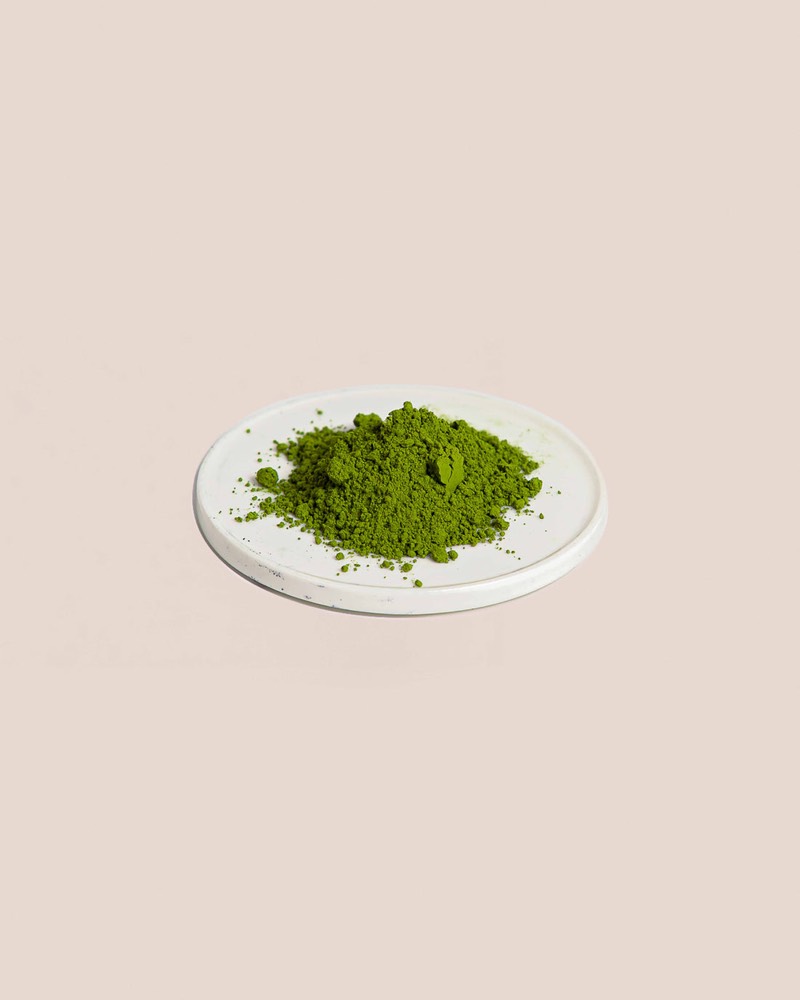 Poudre de matcha vert jade sur une assiette